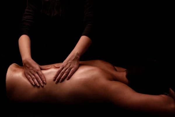 What can make guests of an eromassage salon feel self-conscious?